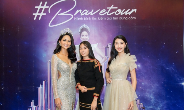 Hoa hậu H’Hen Niê về tận nhà thuyết phục, tặng giày cho thí sinh tiềm năng tại Đắk Lắk