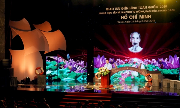 Thủ tướng Nguyễn Xuân Phúc dự cuộc giao lưu điển hình tiên tiến toàn quốc