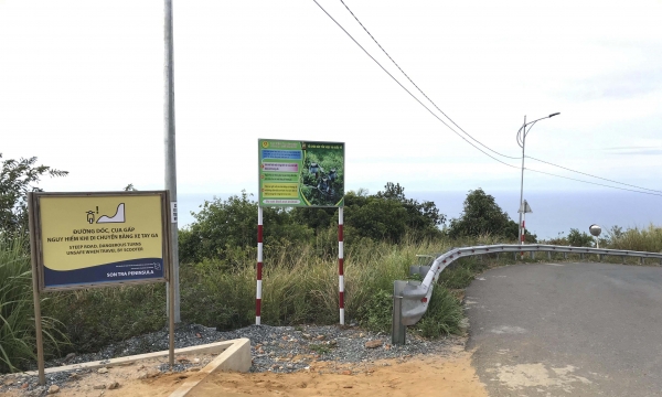 Đà Nẵng lắp đặt biển báo giao thông các tuyến đường trên bán đảo Sơn Trà   