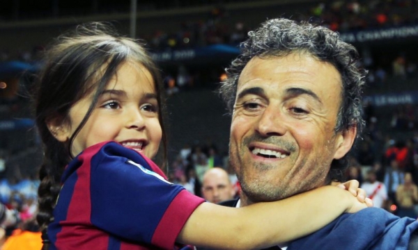 Cựu HLV Barca rơi lệ thông báo con gái nhỏ qua đời vì ung thư xương