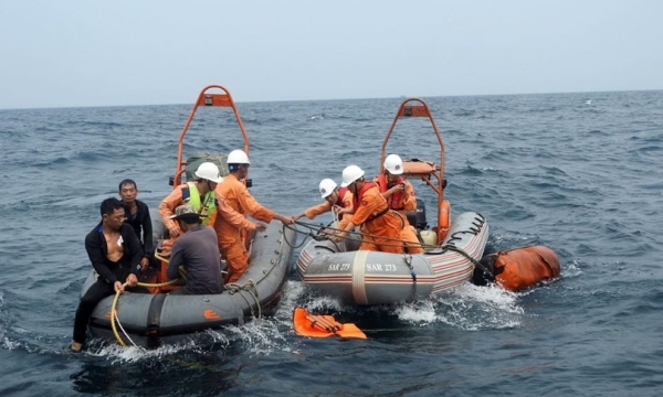 Hành trình xuyên đêm cứu 10 thuyền viên tàu Thái Thụy 88 gặp nạn trên biển