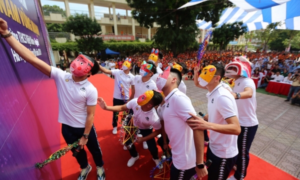 Quang Hải, Bùi Tiến Dũng đeo mặt nạ trung thu truyền cảm hứng tại Strong Vietnam