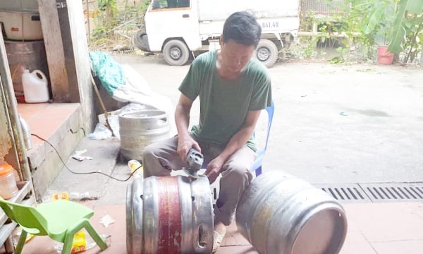 Hà Nội: Thu giữ hàng chục keng bia nghi nhái nhãn hiệu