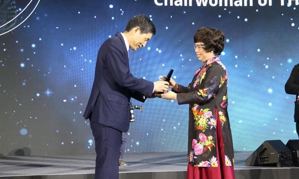 Bà Thái Hương nhận giải thưởng Nữ doanh nhân quyền lực ASEAN