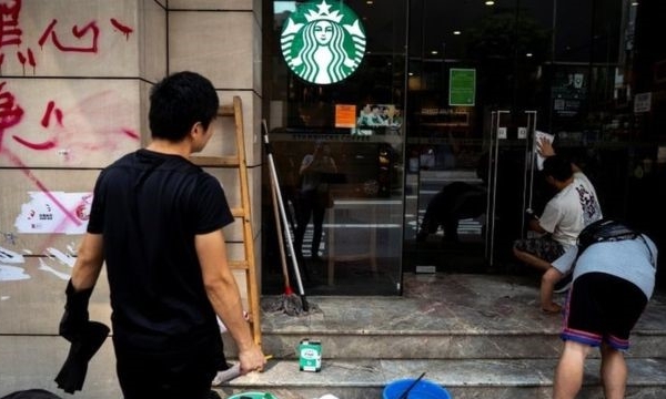 Người tiêu dùng Hong Kong bị ảnh hưởng khi chuỗi cà phê Starbucks bị tấn công