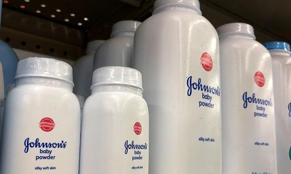 Johnson & Johnson thu hồi 33.000 sản phẩm phấn rôm vì chứa chất gây ung thư 