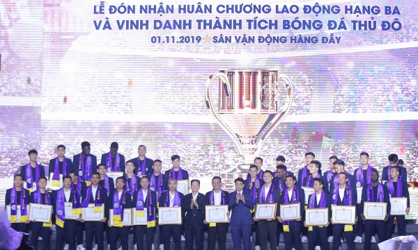 Hà Nội FC dành tặng chức vô địch cho người hâm mộ, đón nhận huân chương lao động hạng Ba