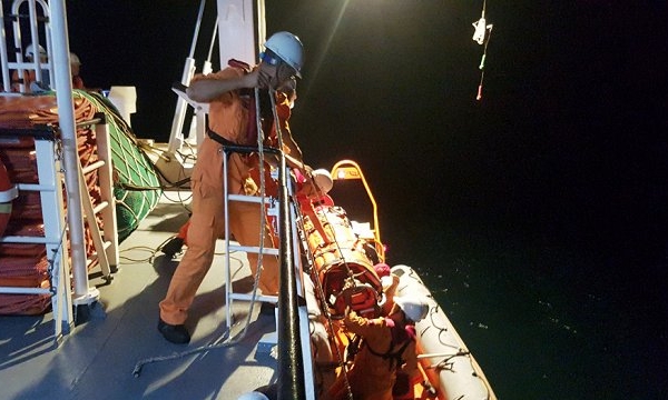 Điều tàu SAR 412 ra vùng biển Hoàng Sa cứu ngư dân gặp nạn