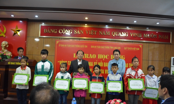 Quỹ Toyota Việt Nam trao học bổng “Vòng tay nhân ái”