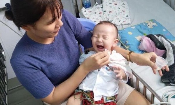 Cứu chữa thành công bé trai 7 tháng tuổi nhẹ cân bị rối loạn nhịp tim
