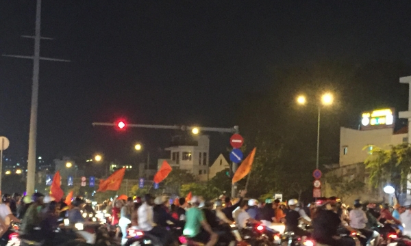 Người dân đổ ra đường 'đi bão' mừng Việt Nam vô địch