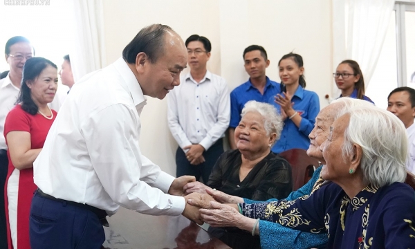 Thủ tướng Nguyễn Xuân Phúc tặng quà Tết cho gia đình chính sách, hộ nghèo công nhân lao động 