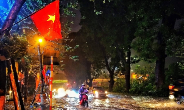 Đêm 30 Hà Nội mưa như bão: Đếm ngược thời gian chờ tạnh mưa xem pháo hoa