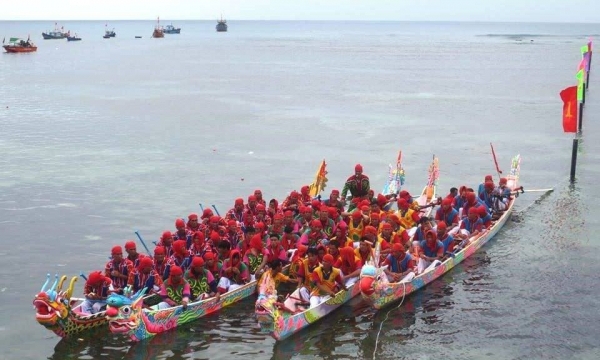 Du khách thích thú với lễ hội đua thuyền đầu năm ở Lý Sơn