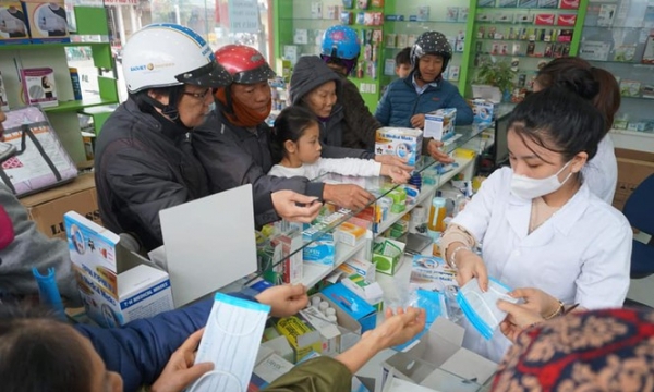 Hà Tĩnh: Nhiều cơ sở kinh doanh, quầy thuốc phát miễn phí khẩu trang cho người dân
