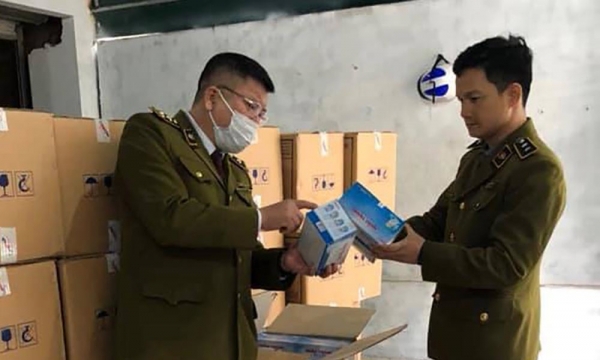 Thu giữ 10 vạn khẩu trang y tế trong biệt thự ở Hà Nội