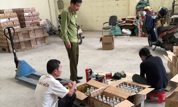 Hà Nội: Cơ sở kinh doanh tẩy xóa, thay đổi hạn sử dụng sản phẩm nước đóng chai