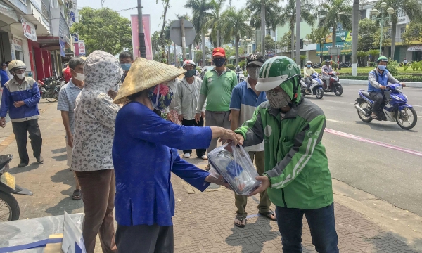 Đà Nẵng: “Hộp cơm miễn phí” chia sẻ gánh nặng mưu sinh giữa đại dịch