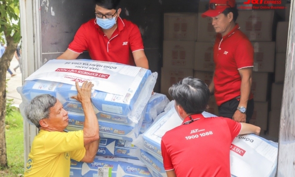 Doanh nghiệp vận chuyển tặng hàng ngàn nhu yếu phẩm cho người bại liệt, người già neo đơn 