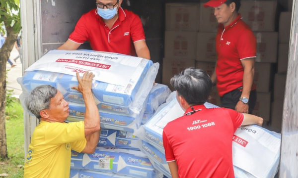 Doanh nghiệp vận chuyển tặng hàng ngàn nhu yếu phẩm cho người bại liệt, người già neo đơn 
