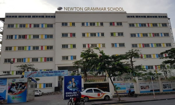 Có hay không nhiều khoản phí bất hợp lý tại trường Newton Grammar Shool?