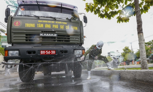 Đà Nẵng: Bộ đội phòng hóa phun khử khuẩn trên địa bàn quận Sơn Trà