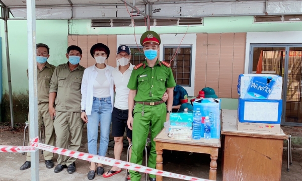 Một gia đình tích cực hỗ trợ các chốt kiểm soát dịch bệnh tại cửa ô Đà Nẵng