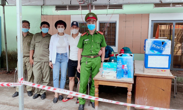 Một gia đình tích cực hỗ trợ các chốt kiểm soát dịch bệnh tại cửa ô Đà Nẵng