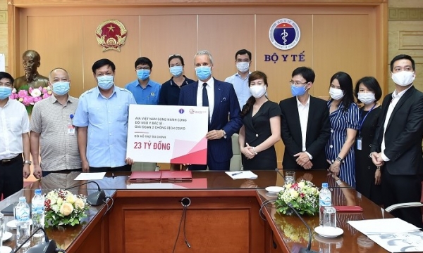 AIA Việt Nam mở rộng chương trình hỗ trợ đội ngũ y, bác sĩ chống dịch Covid-19