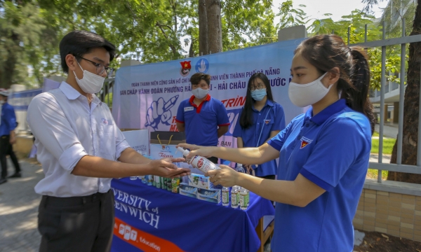 Gần 11 ngàn thí sinh Đà Nẵng đeo khẩu trang, đo thân nhiệt trong ngày thi đầu tiên