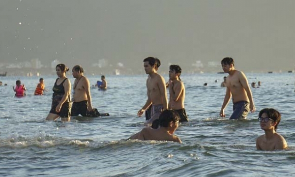 Nới lỏng giãn cách xã hội, người Đà Nẵng đổ ra biển giải nhiệt