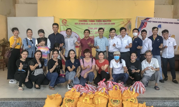 Đà Nẵng: trao 300 suất quà cho hộ nghèo khó khăn bị ảnh hưởng bởi COVID-19