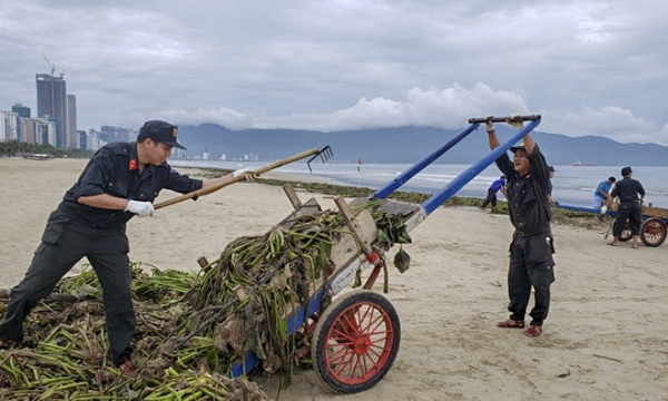 Công an Đà Nẵng xuống biển dọn rác cùng người dân sau bão