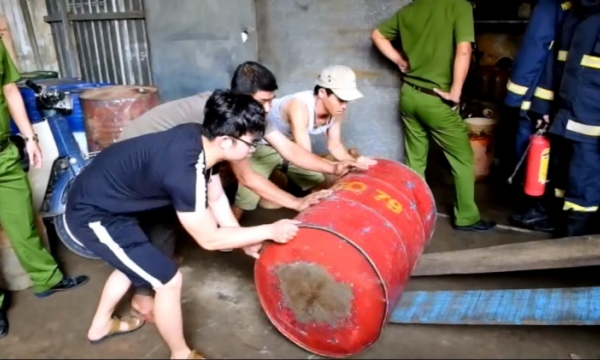 Đà Nẵng: Bắt quả tang kho xăng bất hợp pháp trong khu dân cư
