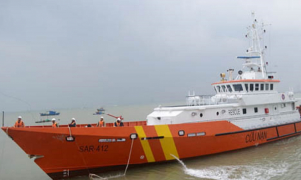 SAR 412 cứu 11 thuyền viên cùng tàu ĐNa 90369 TS về Đà Nẵng