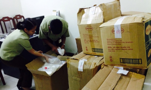 Tạm giữ 29.800 khăn giấy ướt nghi giả thương hiệu Snow Thái Lan