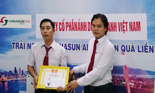 Đà Nẵng: Khen thưởng lái xe trả lại 1 tỷ đồng khách bỏ quên trên xe