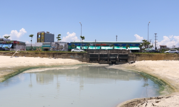 Nhiều công trình thi công “âm thầm” xả thải làm xấu bờ biển Đà Nẵng