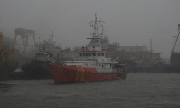 Tàu SAR 412 vượt gió bão Doksuri cứu 11 thuyền viên Quảng Nam, Đà Nẵng