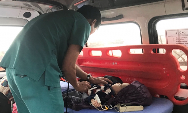 Tàu SAR 274 cứu bé trai nguy kịch trên đảo Cù Lao Chàm