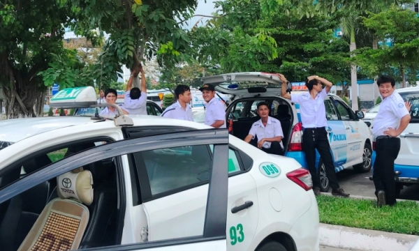 Đà Nẵng: Tài xế taxi trong sân bay đình công phản đối Grab