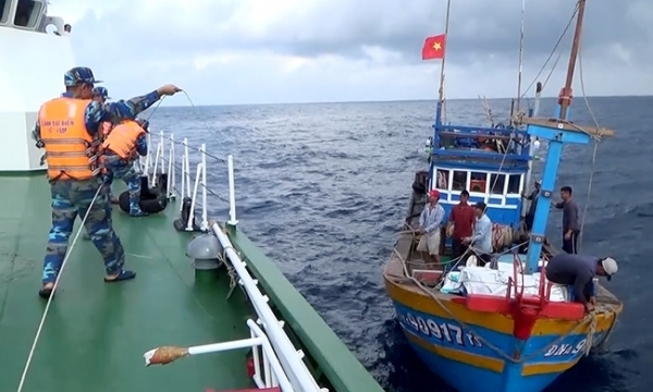 Cứu tàu cá Đà Nẵng và 9 thuyền viên gặp nạn trên biển