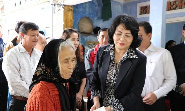 Phó Chủ tịch nước Đặng Thị Ngọc Thịnh thăm gia đình dân quân hy sinh khi cứu người trong lũ