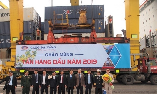 Tấn hàng đầu tiên năm 2019 cập cảng Đà Nẵng