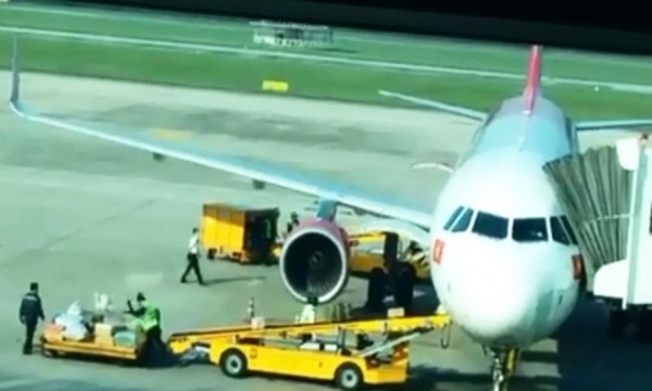 Cảnh cáo 2 nhân viên sân bay ném hành lý của khách