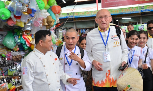 Sao đầu bếp quốc tế đi chợ Cồn tìm 'gia vị' cho lễ hội ẩm thực Đà Nẵng