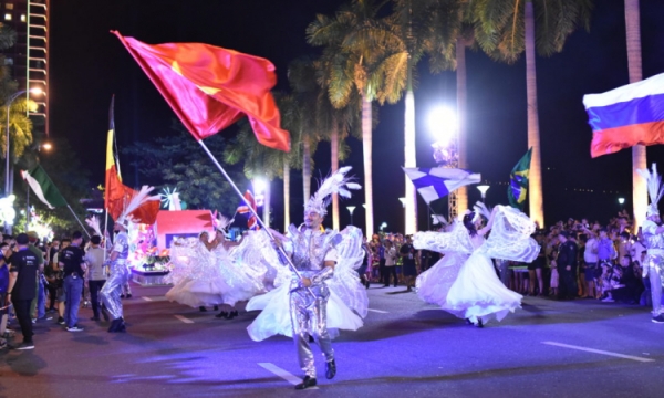 Du khách hòa mình cùng lễ hội hóa trang đường phố DIFF 2019