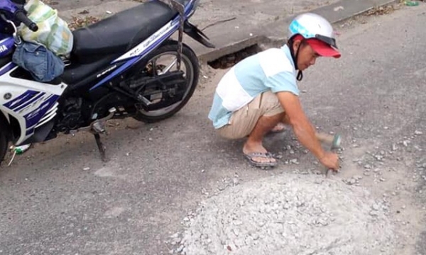Đà Nẵng khen tặng thợ nề đục mảng bê tông giữa đường