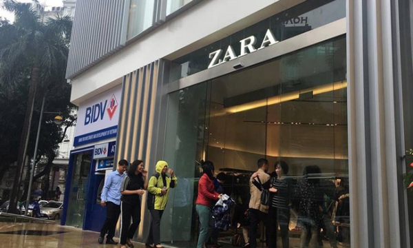 Khách qua đường bị lục soát đồ: Zara chính thức nhận sai, xin lỗi