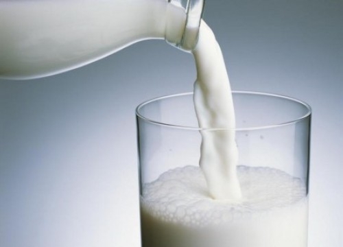 Giá sữa trong nước đang đi ngược giá sữa thế giới
